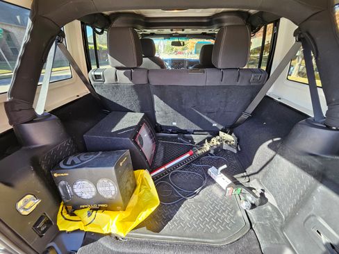 Used 2015 Jeep Wrangler Unlimited Rubicon w/ Connectivity Group image 14