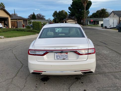 Used 2017 Lincoln Continental Select image 5