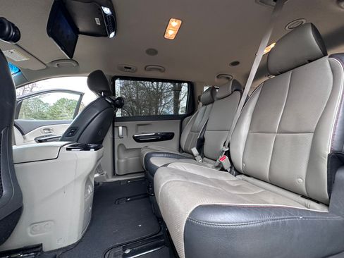 Used 2017 Kia Sedona SX image 17