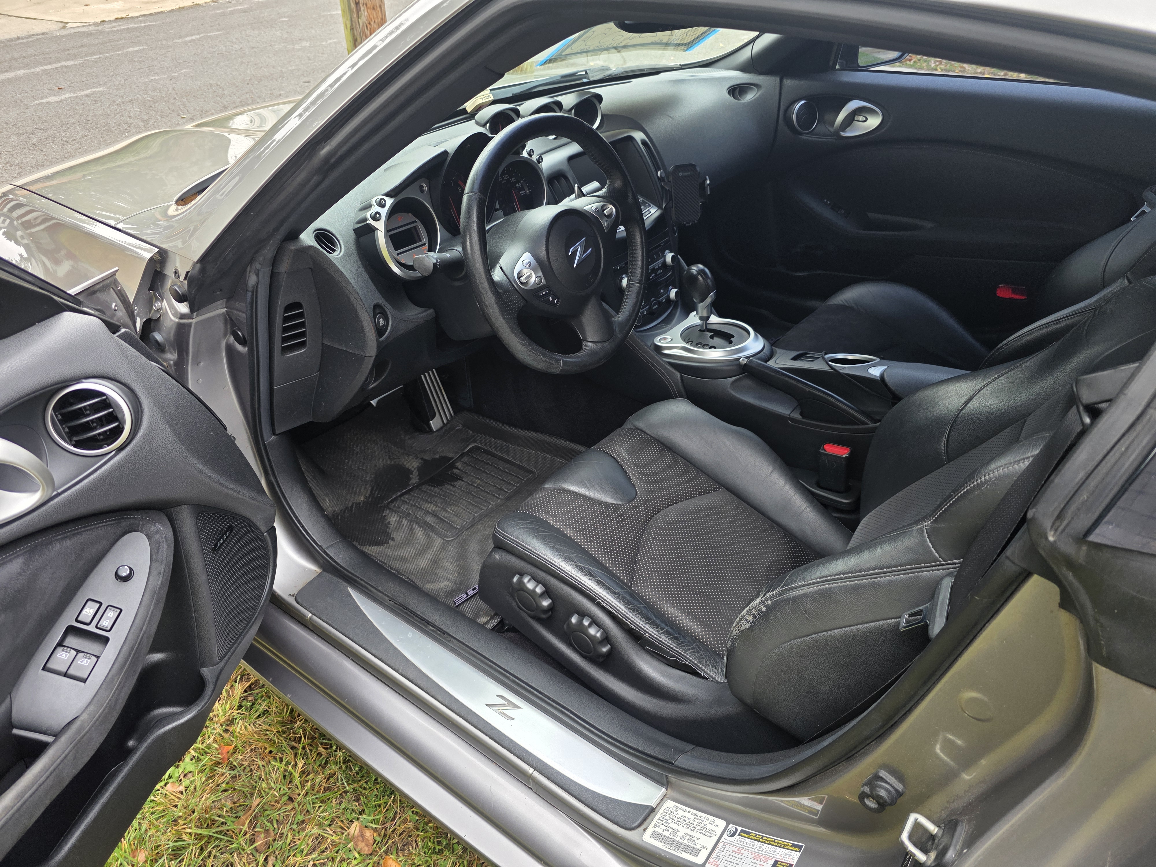 Used 2009 Nissan 370Z Touring RWD image 11