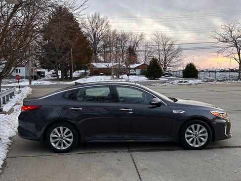 Used 2018 Kia Optima S w/ Panoramic Sunroof Package image 9