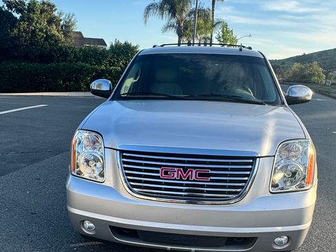 Used 2014 GMC Yukon XL SLT image 1