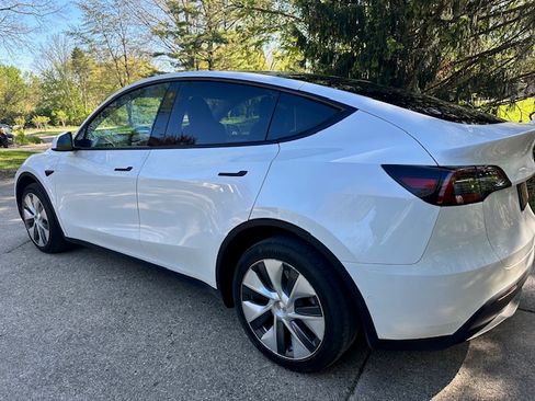 Used 2022 Tesla Model Y Long Range image 17