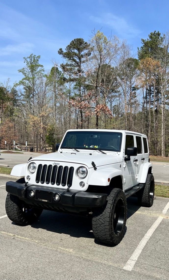 Used 2018 Jeep Wrangler Unlimited Sahara w/ Connectivity Group AWD/4WD image 5