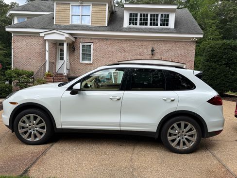 Used 2012 Porsche Cayenne S AWD/4WD image 2
