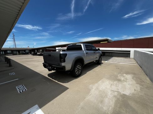 Used 2013 Toyota Tundra 4x4 CrewMax w/ SR5 Pkg image 24