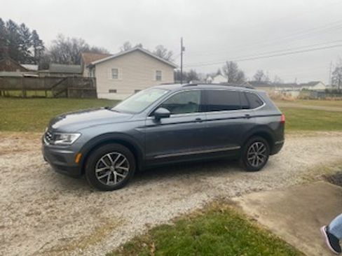 Used 2020 Volkswagen Tiguan SE w/ Panoramic Sunroof Package image 1