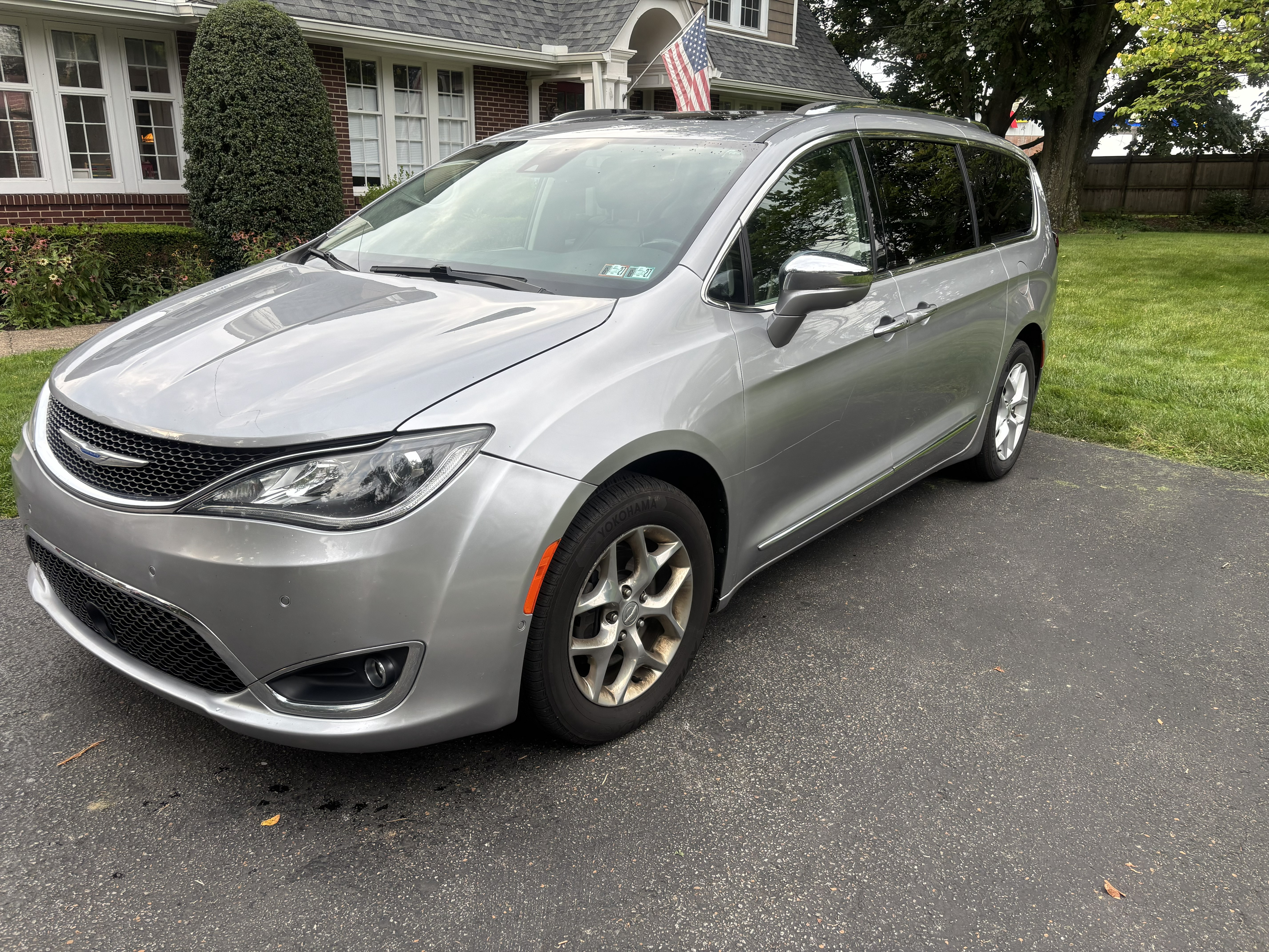 Used 2018 Chrysler Pacifica Limited w/ Advanced Safetytec Group FWD image 2