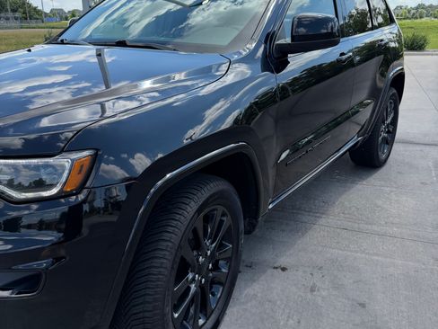 Used 2021 Jeep Grand Cherokee Laredo X AWD/4WD image 2