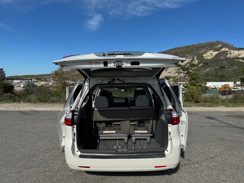 Used 2017 Toyota Sienna XLE image 29