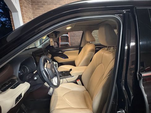 Used 2021 Toyota Highlander Limited FWD image 11