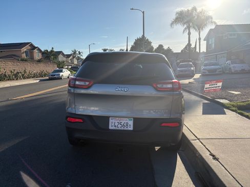 Used 2015 Jeep Cherokee Sport FWD image 2