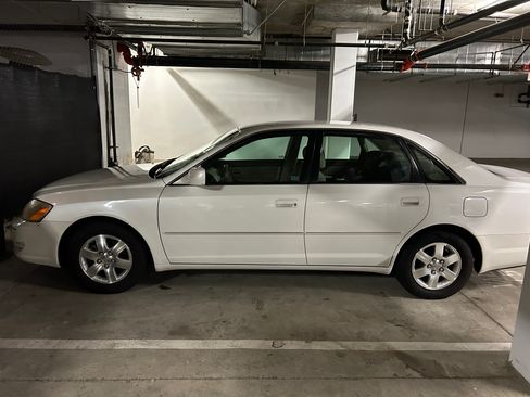 Used 2001 Toyota Avalon XL image 2