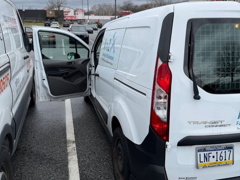 Used 2019 Ford Transit Connect XL image 2