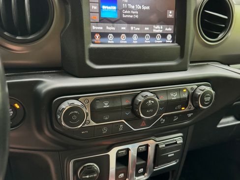 Used 2019 Jeep Wrangler Sport AWD/4WD image 13