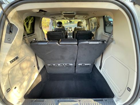 Used 2015 Chrysler Town & Country Limited Platinum FWD image 16
