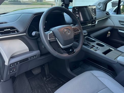 Used 2023 Toyota Sienna Limited AWD/4WD image 2