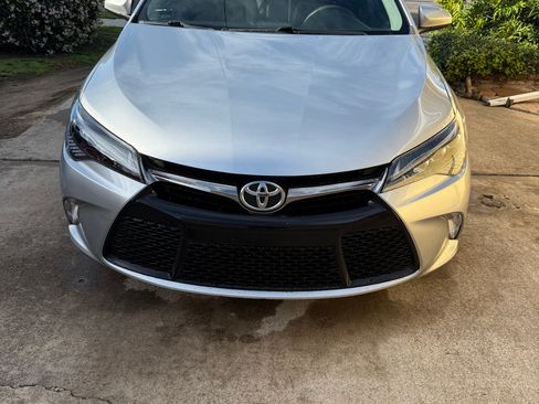 Used 2017 Toyota Camry SE image 2
