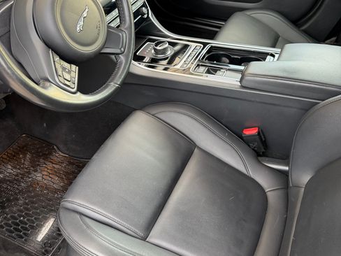 Used 2018 Jaguar XF Premium image 10