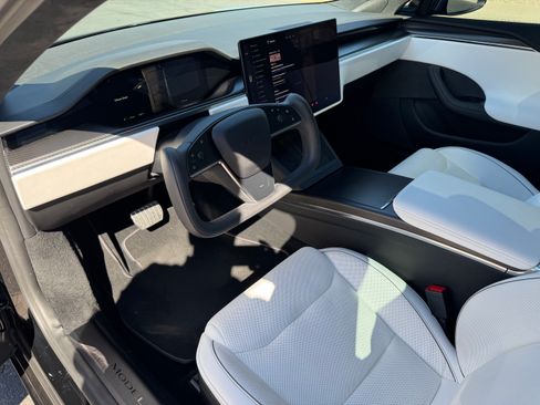 Used 2021 Tesla Model S Plaid image 15