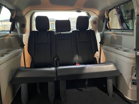 Used 2016 Chrysler Town & Country Touring-L FWD image 16