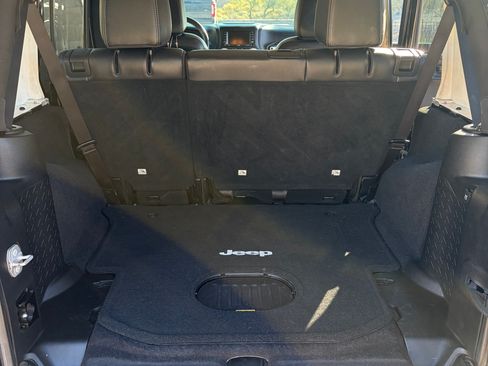 Used 2015 Jeep Wrangler Unlimited Sahara image 10