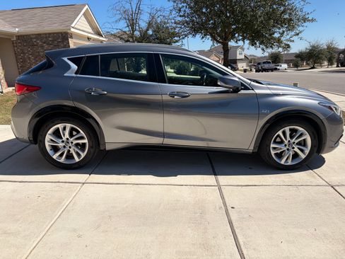Used 2017 INFINITI QX30 Premium w/ Navigation Package image 11