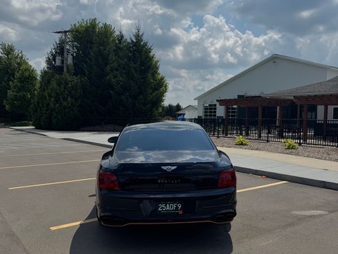 Used 2024 Bentley Flying Spur V8 image 4