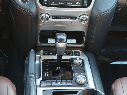 Used 2016 Toyota Land Cruiser image 11