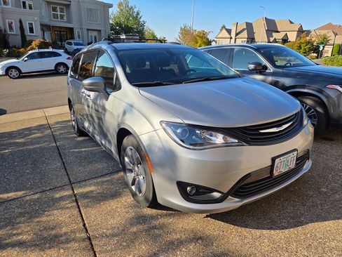 Used 2018 Chrysler Pacifica Touring-L image 1