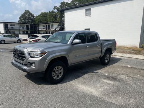 Used 2018 Toyota Tacoma SR5 RWD image 2