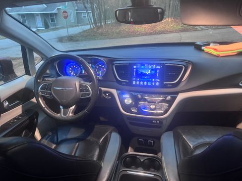 Used 2017 Chrysler Pacifica Touring-L image 19