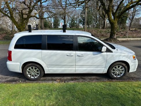 Used 2015 Chrysler Town & Country LX image 2