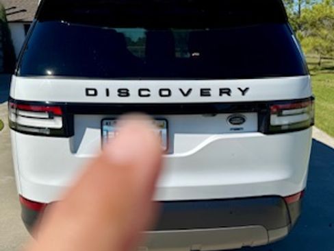 Used 2017 Land Rover Discovery SE image 6