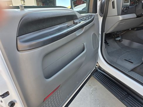 Used 2005 Ford Excursion XLT image 10