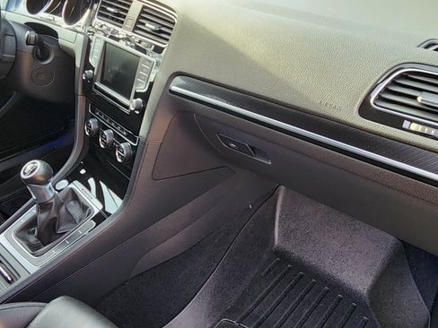 Used 2016 Volkswagen Golf 4-Door image 19