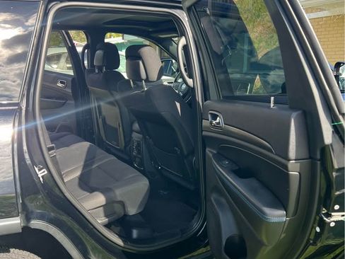 Used 2018 Jeep Grand Cherokee Laredo image 9