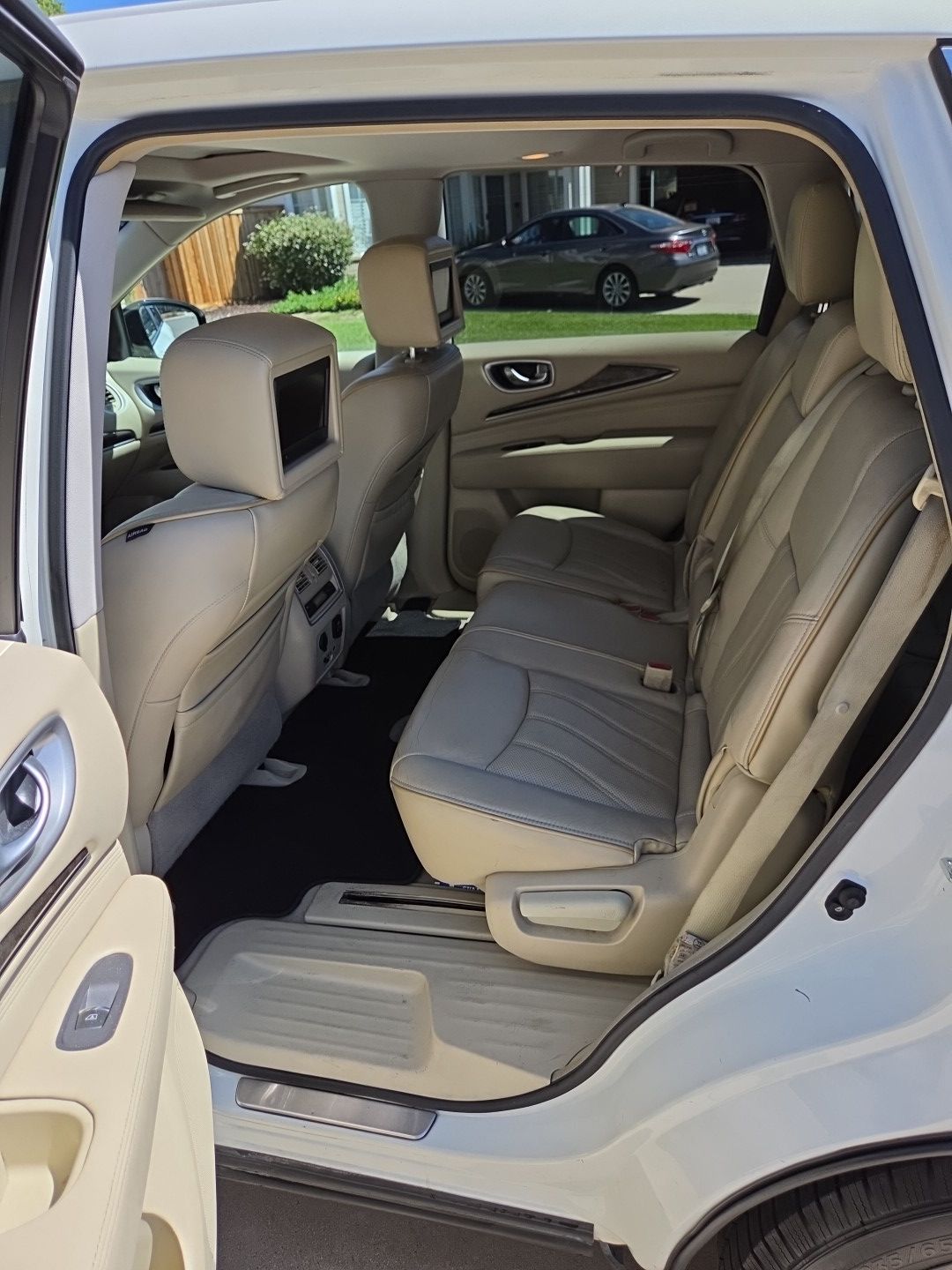 Used 2013 INFINITI JX35 FWD w/ Premium Pkg image 6