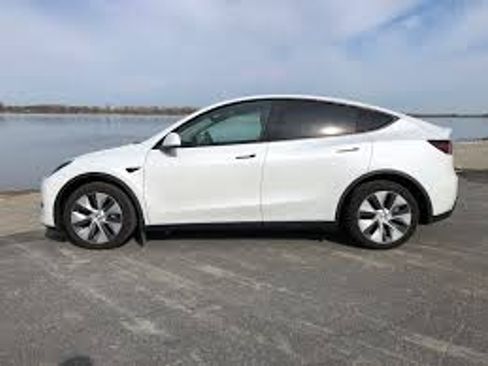 Used 2021 Tesla Model Y Long Range image 2