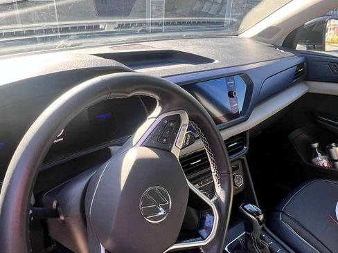 Used 2022 Volkswagen Taos SE w/ IQ.Drive SE Package image 6