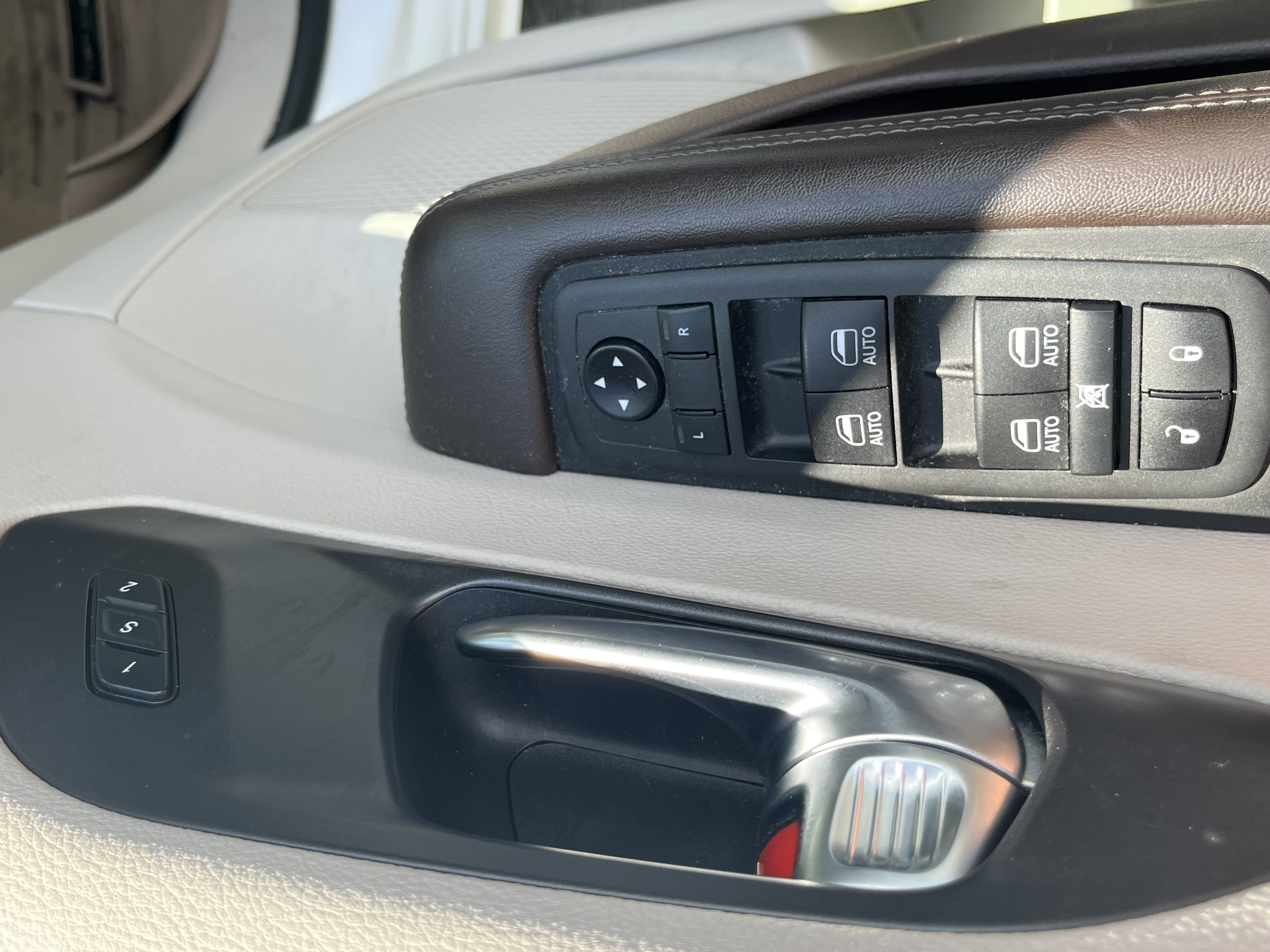 Used 2021 Chrysler Pacifica Touring-L w/ Uconnect Theater Family Group AWD/4WD image 18