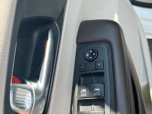 Used 2021 Chrysler Pacifica Touring-L w/ Uconnect Theater Family Group AWD/4WD image 18