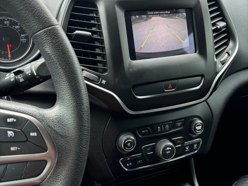 Used 2019 Jeep Cherokee Latitude w/ Popular Appearance Group image 15