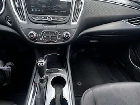 Used 2019 Chevrolet Malibu LT FWD image 4