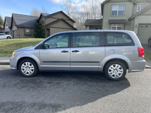 Used 2016 Dodge Grand Caravan image 5