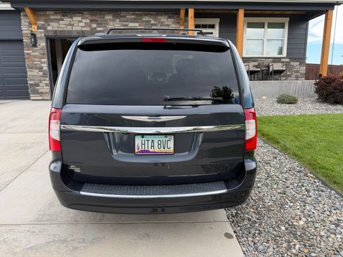 Used 2013 Chrysler Town & Country Touring FWD image 5
