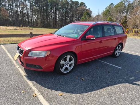 Used 2010 Volvo V70 R-Design image 1