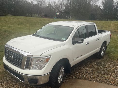 Used 2018 Nissan Titan SV image 1
