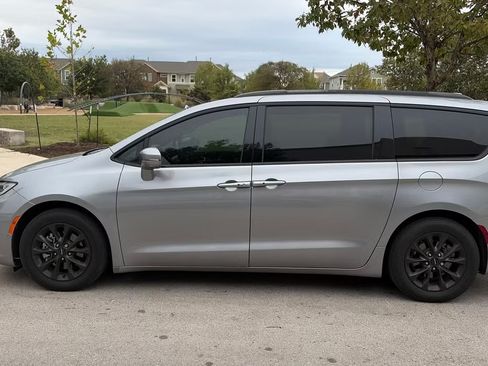 Used 2021 Chrysler Pacifica Touring-L w/ Uconnect Theater Family Group image 2