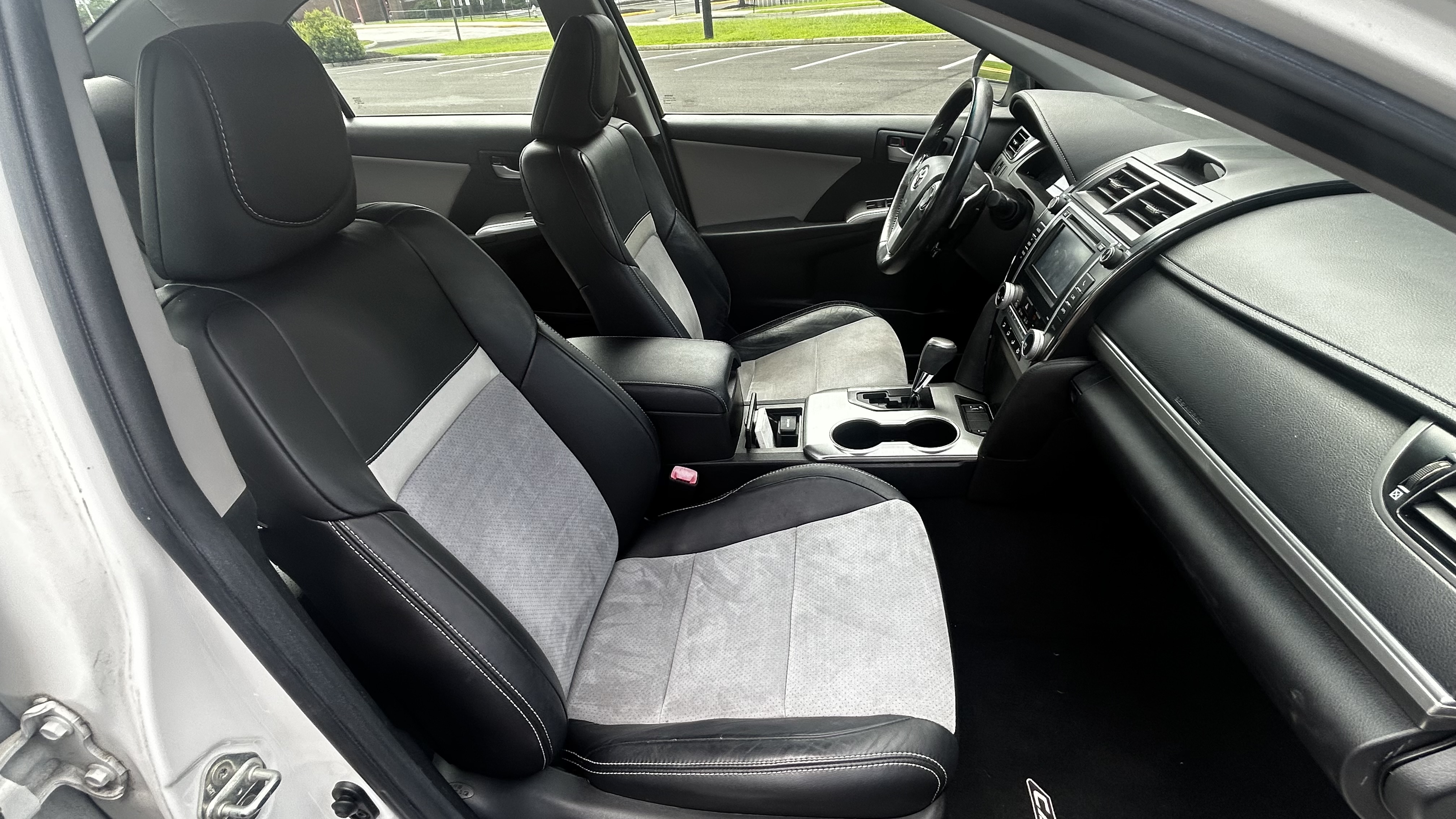 Used 2012 Toyota Camry SE w/ Leather Pkg FWD image 16